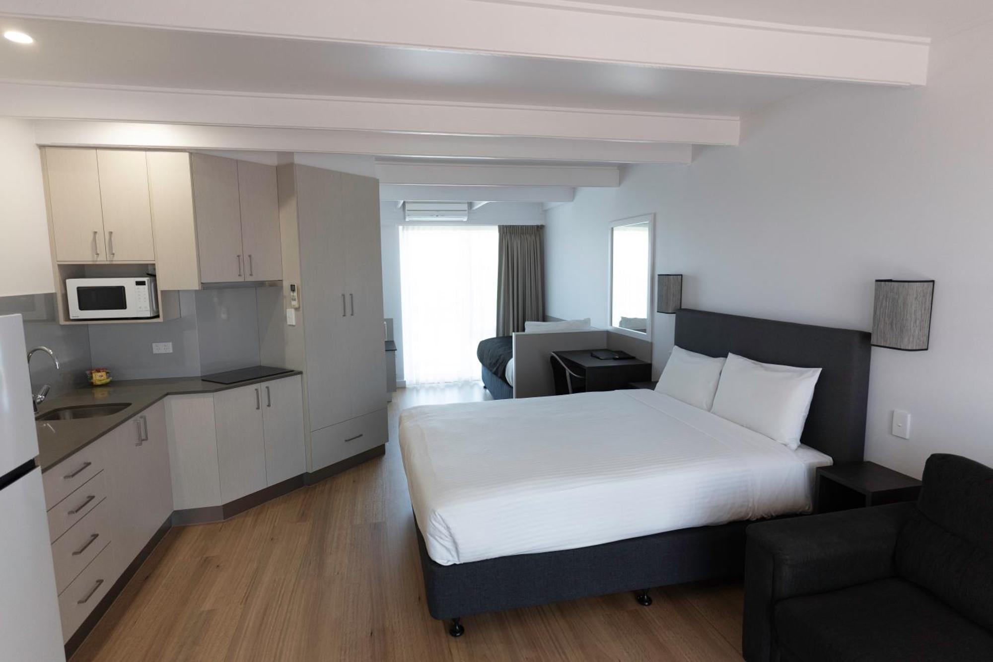 Amooran Oceanside Apartments And Motel Нарума Екстериор снимка